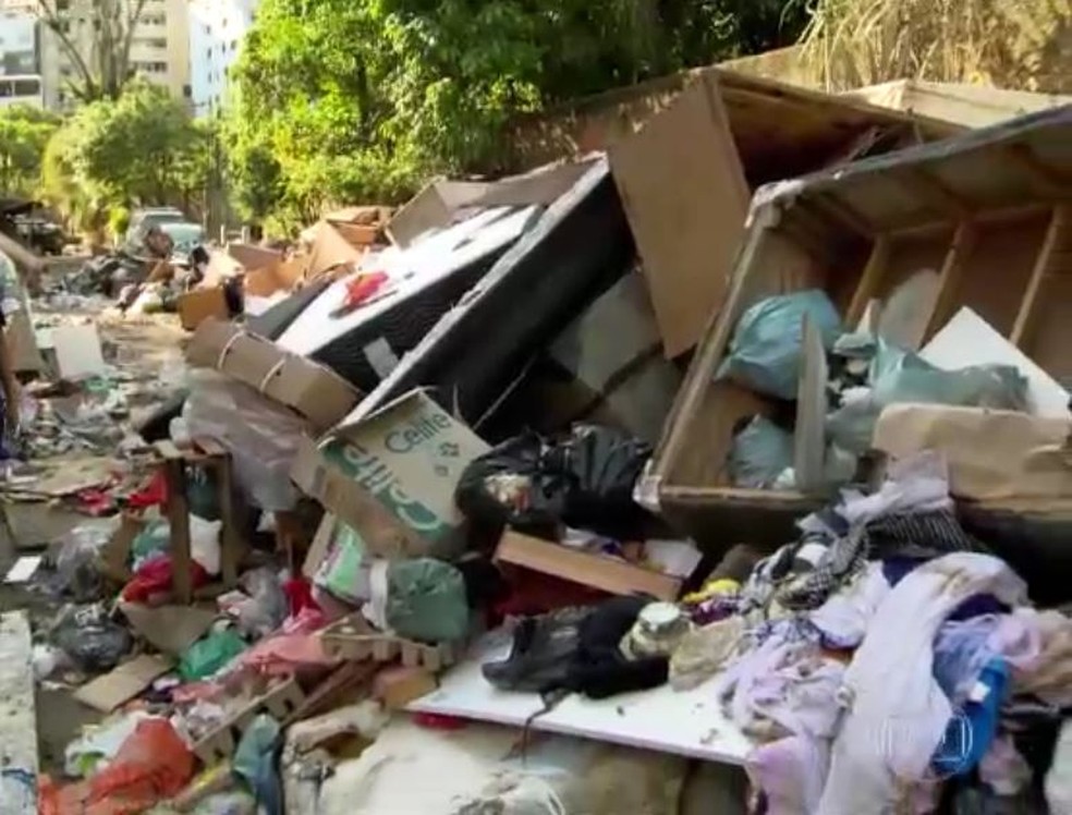 'Montanhas' de objetos no meio da rua â€” Foto: ReproduÃ§Ã£o