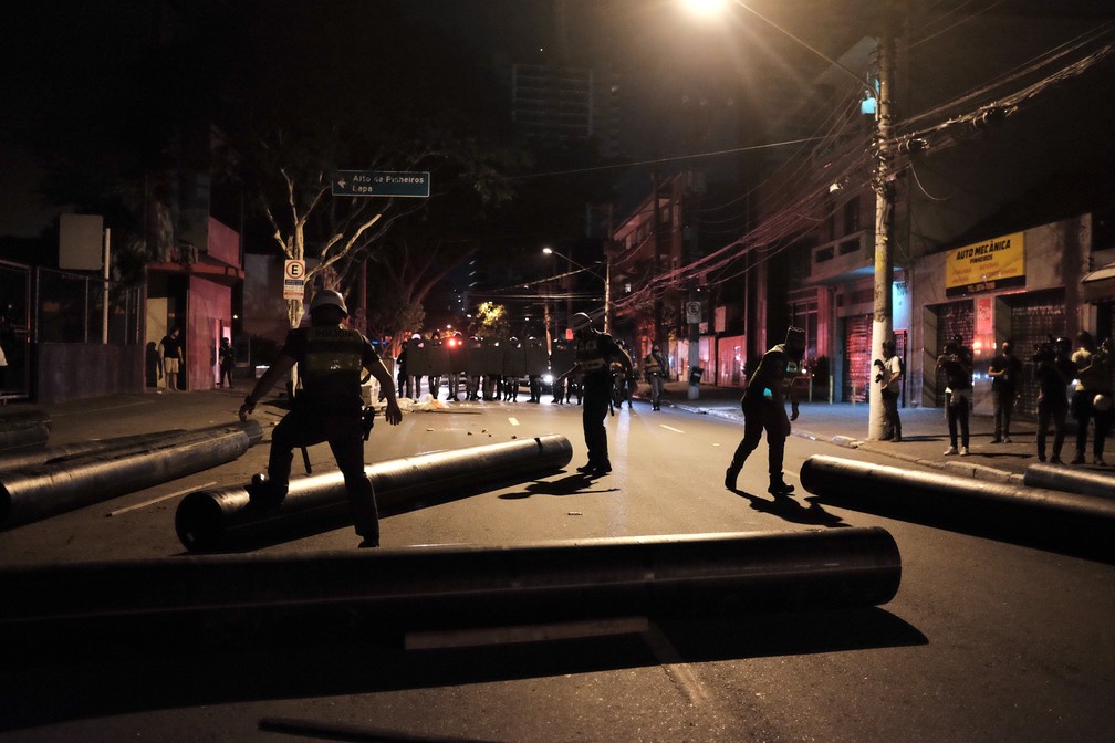 Tumulto entre policiais e manifestantes durante protesto na região de Pinheiros, Zona Oeste de São Paulo, neste domingo (7) — Foto: Ettore Chiereguini/AGIF - Agência de Fotografia/Estadão Conteúdo