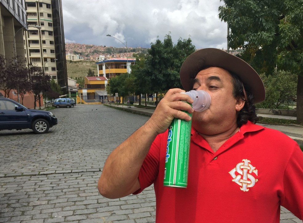 Torcedor do Internacional levou um tubo de oxigênio para La Paz quando o Inter disputou a Libertadores em 2015 — Foto: Diego Guichard