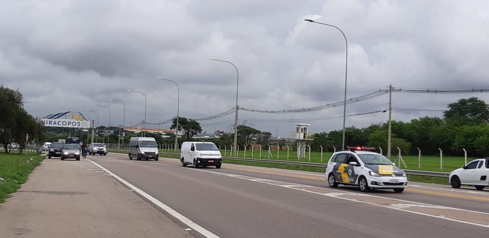 Comboio que leva corpo do apresentador Gugu Liberato deixa o Aeroporto Internacional de Viracopos, em Campinas — Foto: Patrícia Teixeira/G1