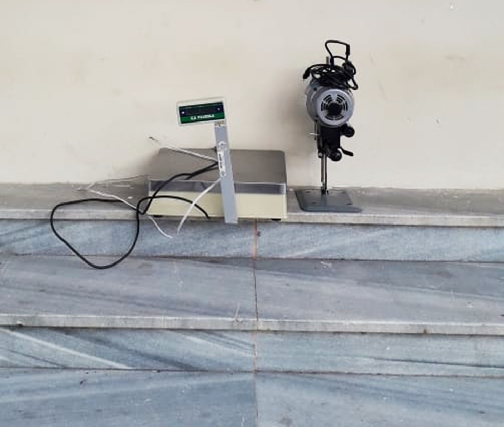 Assaltantes tentaram furtar uma balança usada para pesar tecidos e uma máquina de corte — Foto: Klênyo Galvão/Inter TV Cabugi