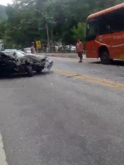 Motorista fica ferido depois de bater com carro na traseira de ônibus na Rio-Santos, em Angra dos Reis