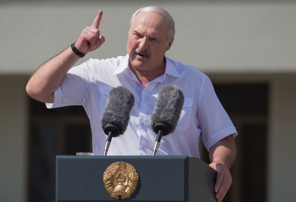 O presidente bielorrusso Alexander Lukashenko gesticula enquanto faz um discurso durante uma manifestação de seus apoiadores perto da sede do Governo na Praça da Independência, em Minsk, neste domingo (16) — Foto: Reuters