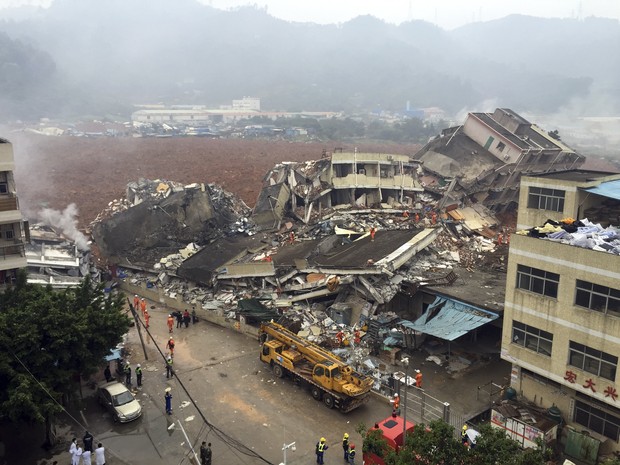 Deslizamento de terra na China atinge área de 22 mmil metros quadrados.  (Foto: Associated Press)