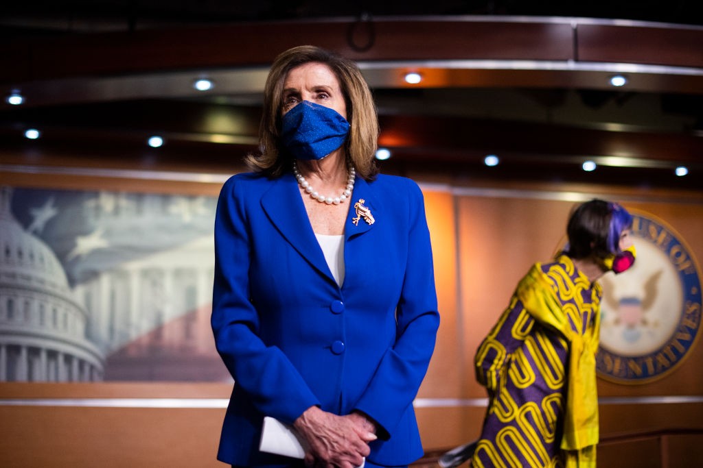 Nancy Pelosi combina look com máscara (Foto: Getty)