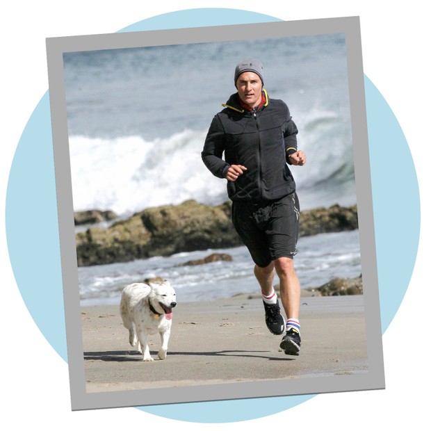 Matthew McConaughey corre com seu cachorro em Malibu, na Califórnia (Foto: Reprodução)