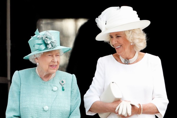 Rainha Elizabeth II (1926-2022) e a rainha consorte Camilla em foto do início de 2022 (Foto: Getty Images)