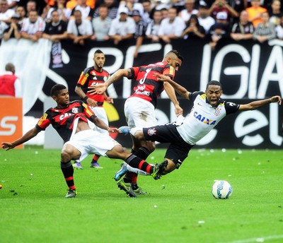Elias Corinthians x Flamengo (Foto: Marcos Ribolli)