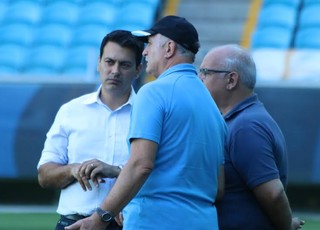 Pouco caixa, prazo curto e até má fase do time travam reforços para o Grêmio