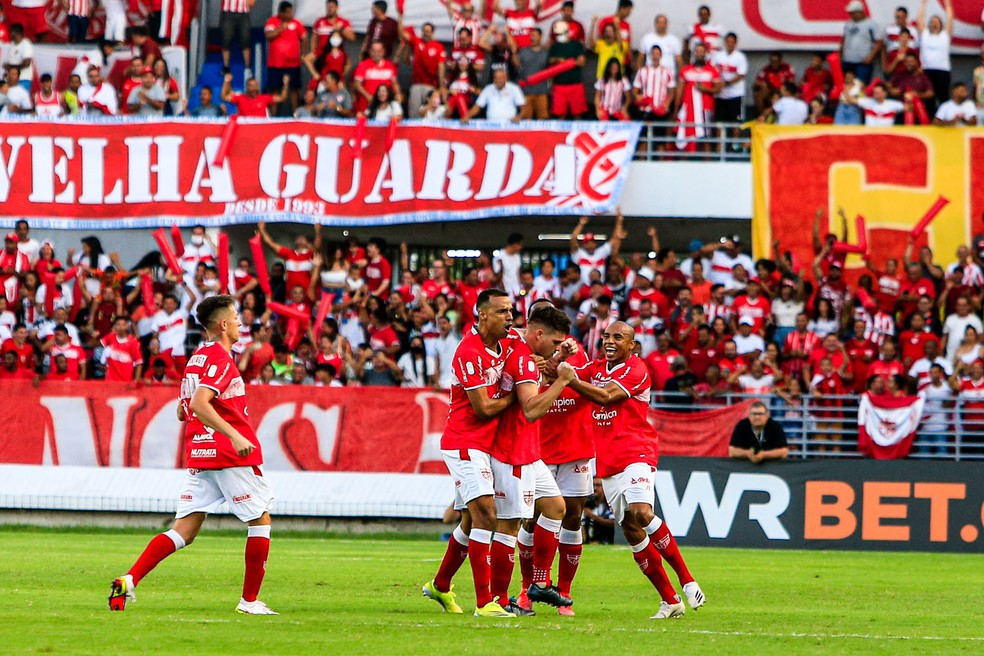 Jogadores do CRB comemoram gol de Vico contra o ASA — Foto: Aílton Cruz/Gazeta de Alagoas