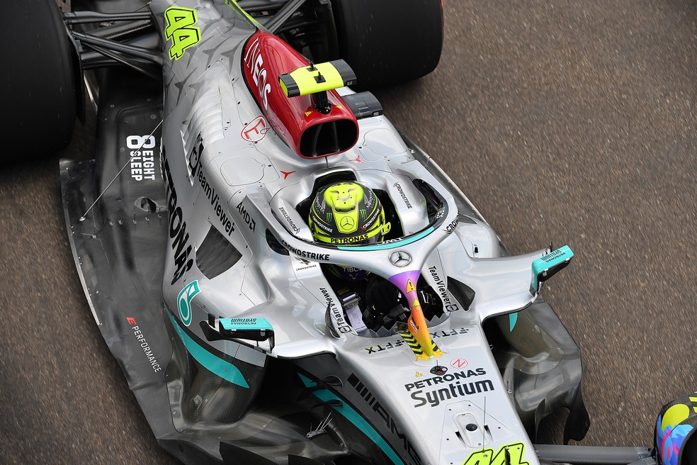 Imagem mostra todo o assoalho exposto pelo conceito dos zeropods no W13 da Mercedes — Foto: Hasan Bratic/picture alliance via Getty Images