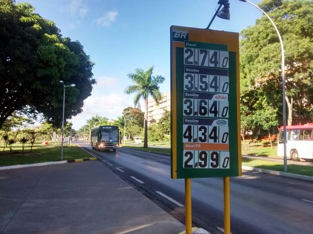Posto de combustível na Asa Norte exibe novos preços da gasolina e do diesel após reajuste (Foto: Isabella Calzolari/G1) Posto de combustível na Asa Norte exibe novos preços da gasolina e do diesel após reajuste (Foto: Isabella Calzolari/G1)