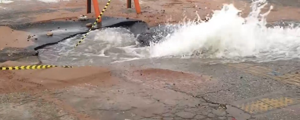 Vazamento de água em imagem de arquivo — Foto: TV Globo/Reprodução