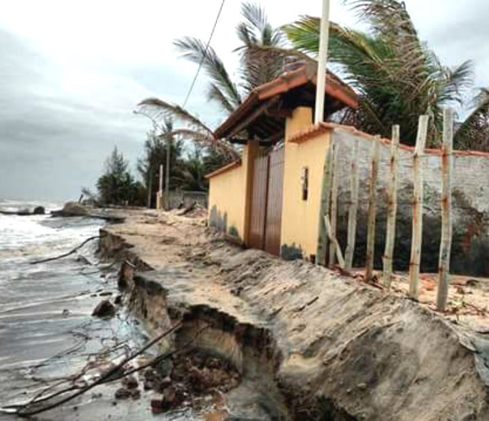 Mar avança em Belmonte e se aproxima de imóveis que ficam à beira mar na cidade (Foto: Divulgação/Secretaria de Meio Ambiente de Belmonte)