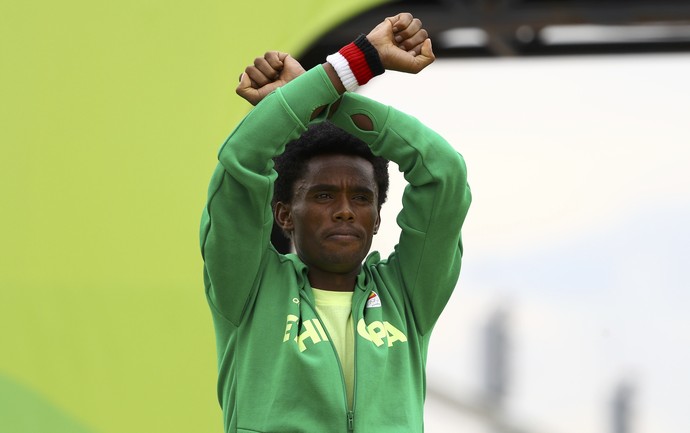 Feyisa Lilesa protesta no pódio da maratona (Foto: REUTERS/Sergio Moraes)