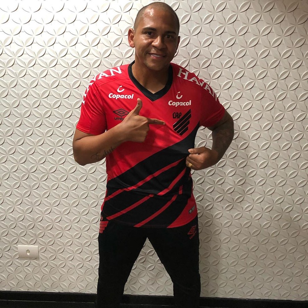 Walter posa com a camisa 9 do Athletico — Foto: Instagram