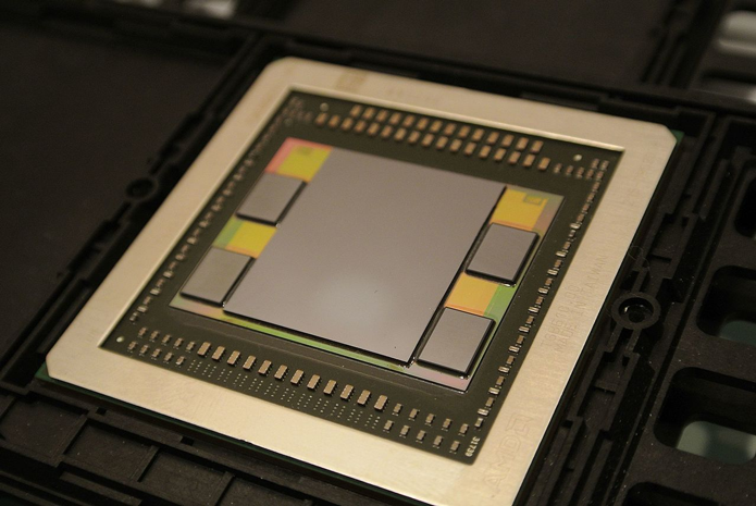 Imagem mostra uma GPU da AMD rodeada por quatro módulos de memória HBM de primeira geração (Foto: Domínio Público)