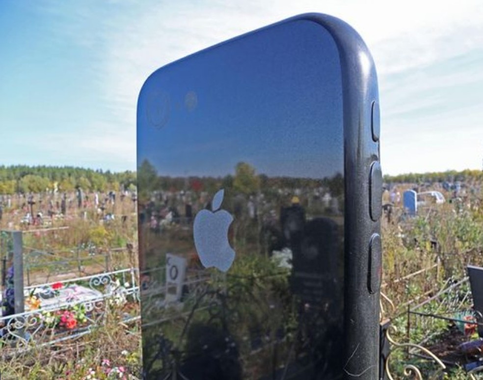 At&eacute; o logotipo da Apple foi colocado na parte de tr&aacute;s da l&aacute;pide &mdash; Foto: Reprodu&ccedil;&atilde;o de v&iacute;deo