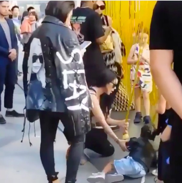 Kourtney Kardashian auxilia North a se levantar enquanto Kim Kardashian mexe no celular (Foto: Instagram)