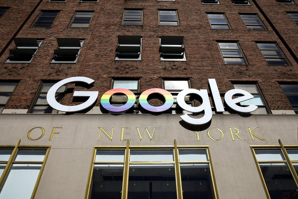 Fachada do Google em Nova York. Um dos processos analisados pela Suprema Corte dos EUA envolve pede a responsabilização da empresa por conteúdo postado na rede — Foto: REUTERS/Brendan McDermid