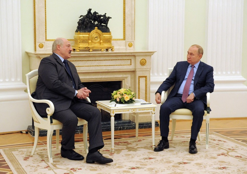 Vladimir Putin e Alexander Lukashenko, líder da Belarus, em 18 de fevereiro de 2022 — Foto: Mikhail Klimentyev / Sputnik / AFP