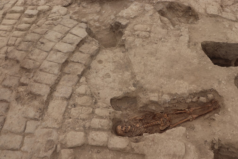 Fotografia divulgada pelo Museu das Tumbas Reais de Sipán mostra um dos 29 restos mortais encontrados no sítio arqueológico em Lambayeque, no Peru — Foto: AFP