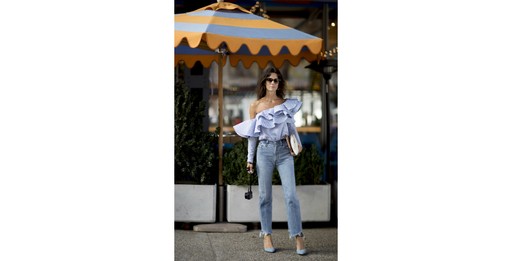 Una duas tendências fortes: o jeans de cintura alta com cara de vintage e barra curta com os slingbacks de bico fino