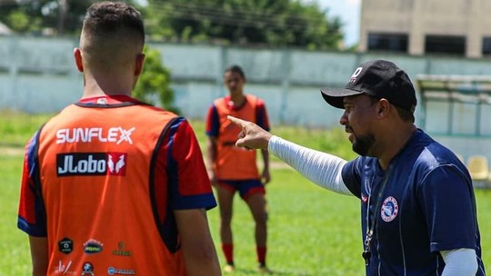 Tiago Batizoco comandando o Ãºltimo treino do Porto Velho antes da partida contra o UniÃ£o (Foto:  Facebook/Porto Velho)