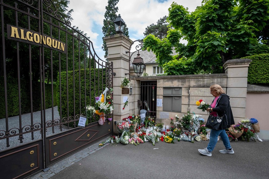 Fãs deixam flores na porta da casa de Tina Turner, na Suíça