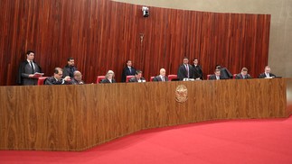 Ministros do TSE durante julgamento de chapa do ex-presidente Jair Bolsonaro — Foto: Alejandro Zambrana/Secom/TSE