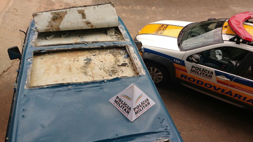 Materiais estavam esconidos no teto de um veículo  (Foto: PMR/Divulgação)
