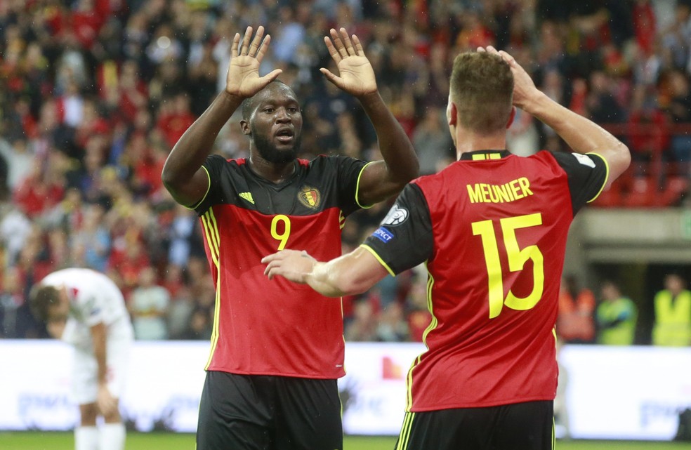 Com um hat-trick para cada um, Lukaku e Meunier comemoram durante a goleada da Bélgica (Foto: EFE/OLIVIER HOSLET)