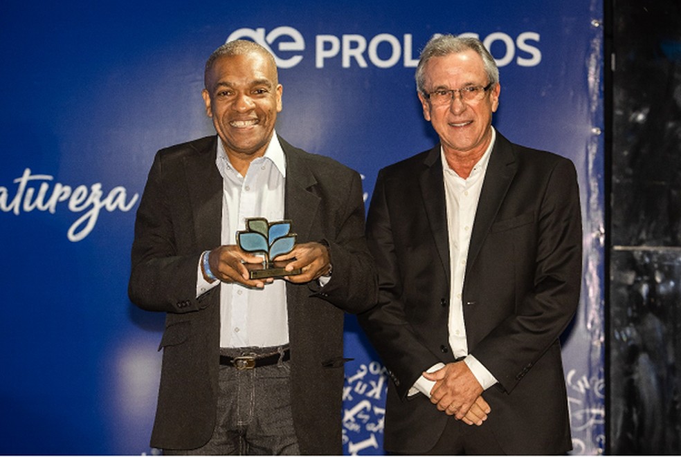 Ademilton Ferreira, da Rádio Litoral FM, e o presidente da Prolagos, Sérgio Braga, na premiação da categoria Radiojornalismo — Foto: Divulgação Prolagos