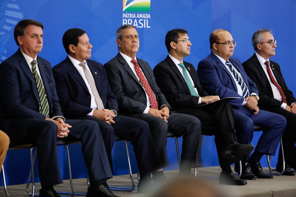 O presidente Jair Bolsonaro ao lado de autoridades na cerimônia de posse do Ministro da Justiça, André Mendonça — Foto: Alan Santos/PR