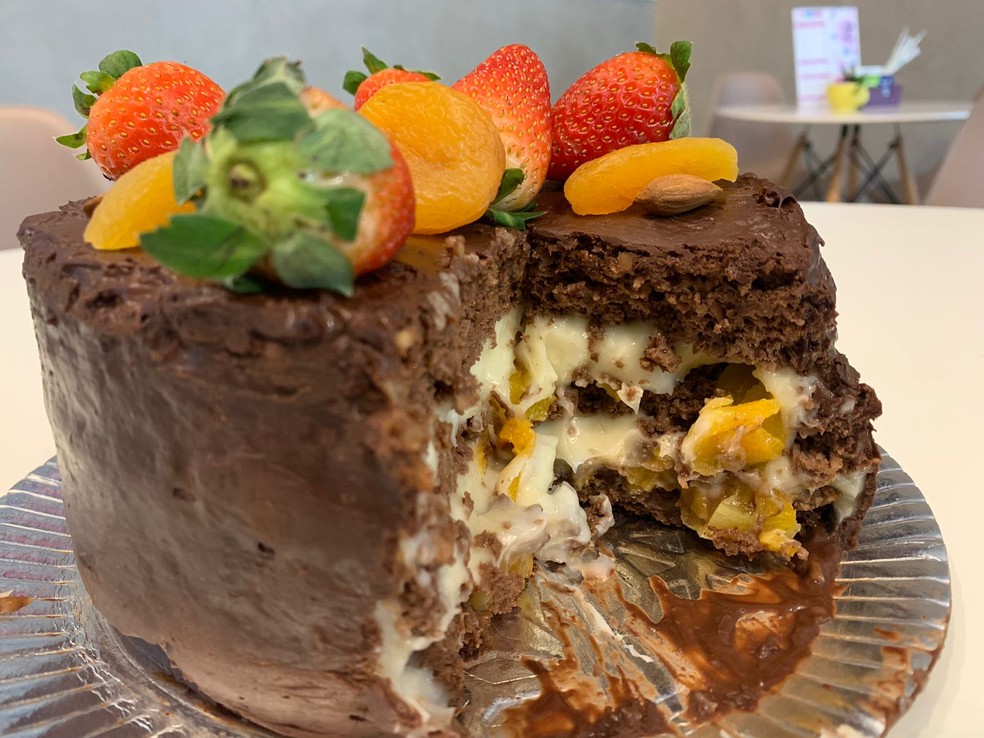 Sem glúten, leite e açúcar, Bolo Low Carb leva ingredientes veganos e frutas — Foto: Leonardo Bosisio/TV Fronteira