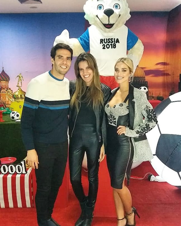 Kaká e a namorada, Carol Dias, posam com Andrea Guimarães (centro) (Foto: Reprodução/Instagram)