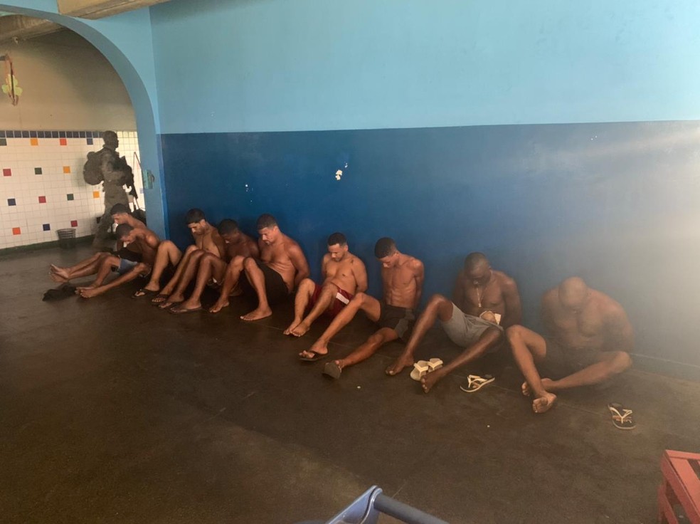 Criminosos são presos dentro de escola na Nova Holanda, na Maré — Foto: Reprodução