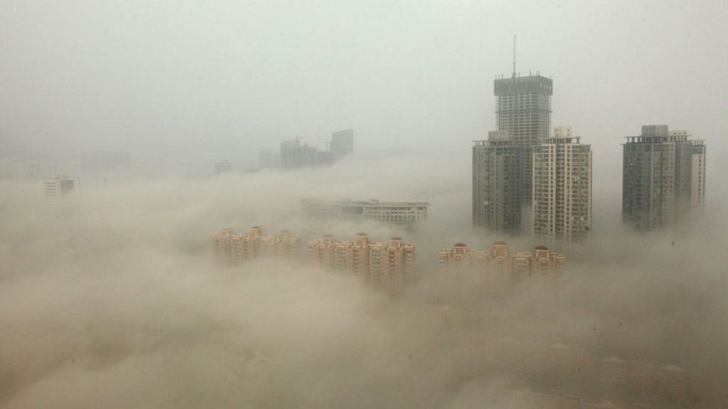 Esta fotografia de 2013 mostra a poluição extrema na cidade de Harbin (no nordeste), uma das mais poluídas da China (Foto: Getty Images via BBC News Brasil)