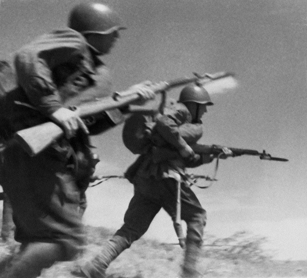 Soldados do Exército Vermelho atacando em 1941 (Foto: Wikimedia Commons)