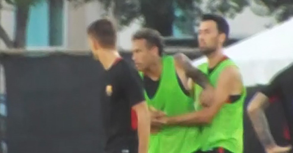 Neymar precisou ser contido por Busquets após se estranhar com Semedo em treino do Barcelona (Foto: Reprodução / Daily Mail)
