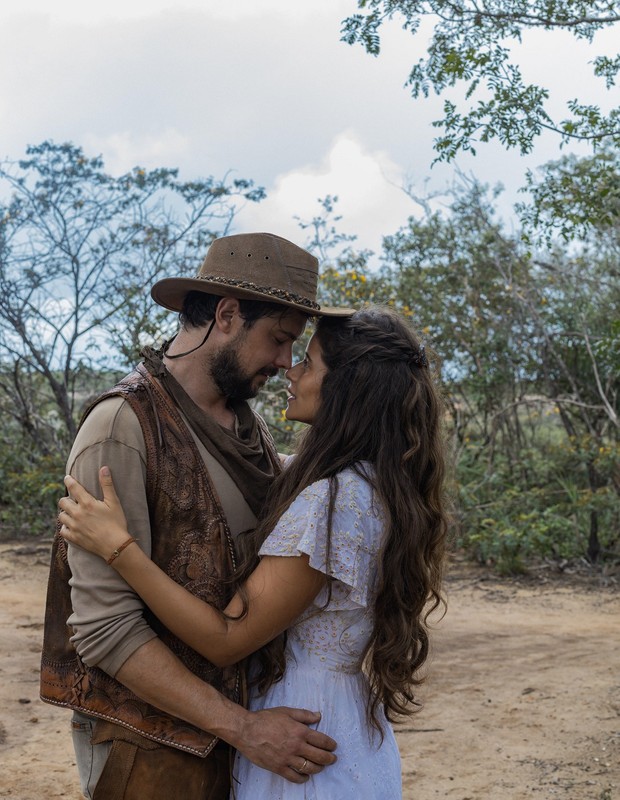 Sérgio Guizé e Isadora Cruz formam par romântico em Mar do Sertão (Foto: Ronald Santos Cruz/TV Globo)