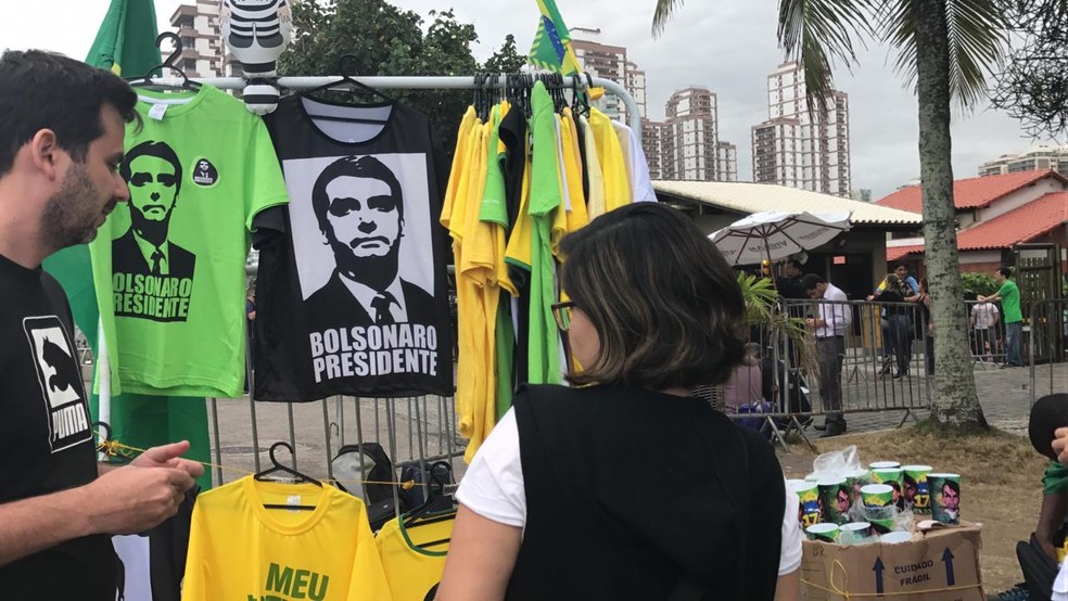 Eleitores aproveitaram a vitÃ³ria de Bolsonaro para comprar camisetas com a foto do novo presidente â€” Foto: Patricia Teixeira/G1