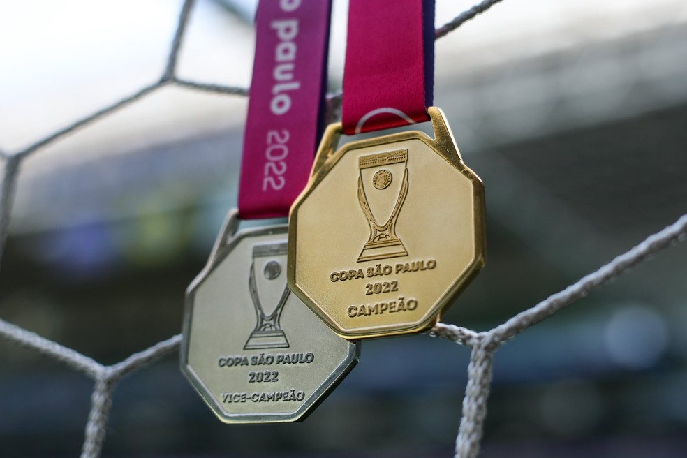 Medalhas de campeão e vice da Copinha 2022 — Foto: Marco Galvão/Ag. Paulistão