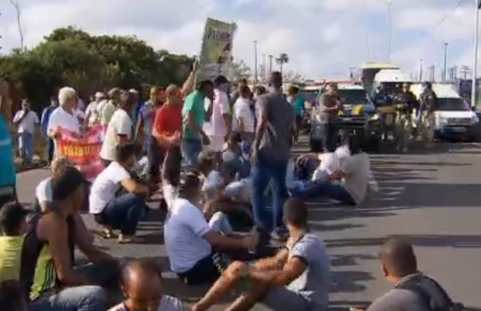 Manifestantes chegaram a sentar na pista  — Foto: Reprodução/TV Bahia 