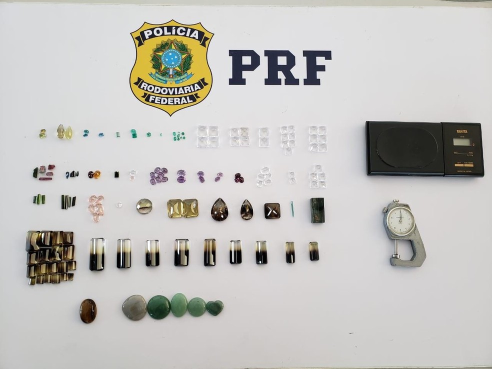 Pedras estavam sendo levadas para o Rio Grande do Norte — Foto: PRF