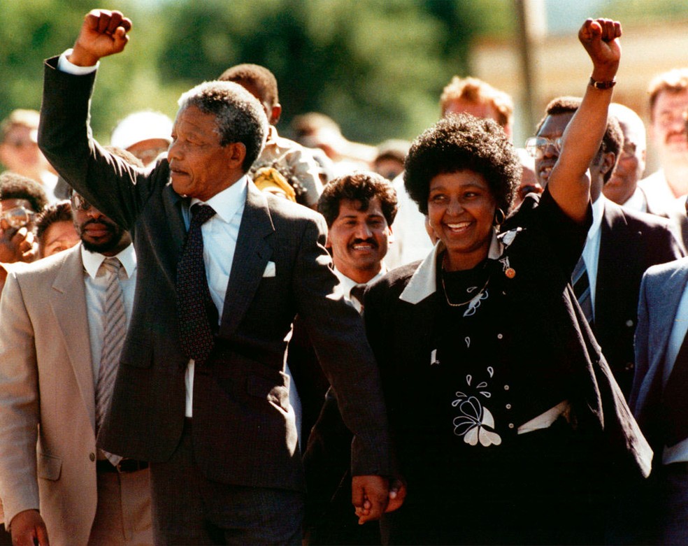 Nelson Mandela e Winnie caminham de mãos dadas após Nelson deixar a prisão na Cidade do Cabo, na África do Sul, em 11 de fevereiro de 1990 (Foto: Associated Press)
