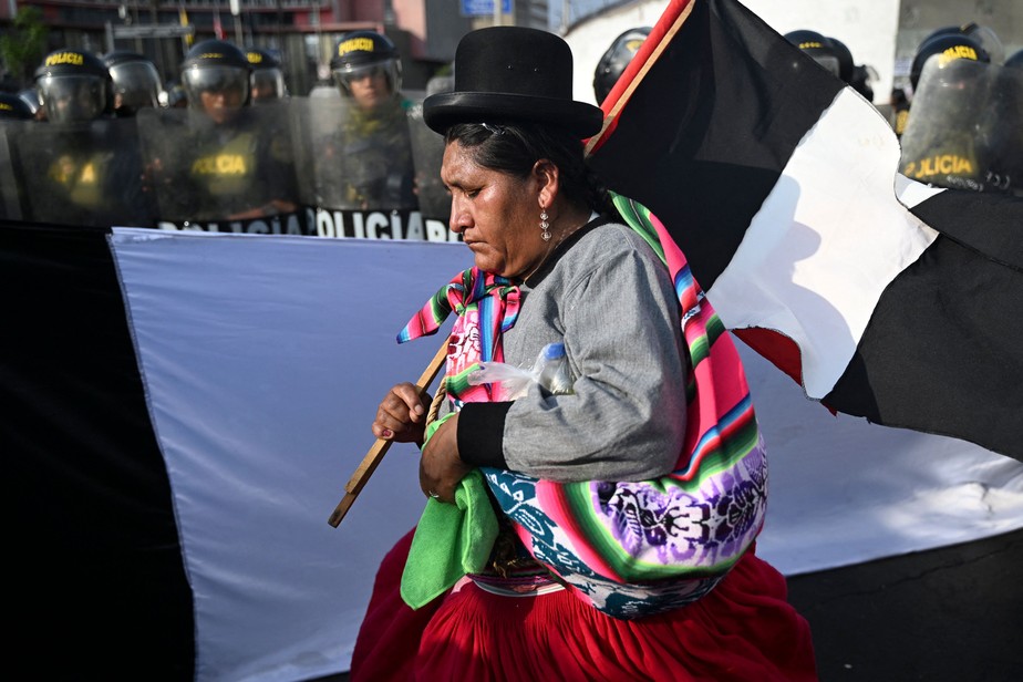 Manifestante em trajes típicos marcha durante protesto contra o governo da presidente Dina Boluarte em Lima, Peru