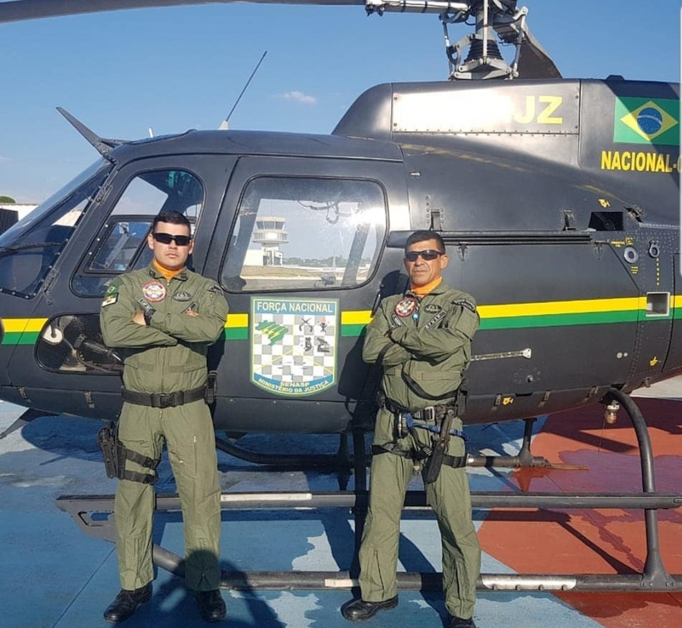 CapitÃ£o Djalma Romualdo Brito GalvÃ£o e o sargento FlÃ¡vio Henrique de MendonÃ§a vÃ£o trabalhar em um helicÃ³ptero da ForÃ§a Nacional â€” Foto: PMRN/DivulgaÃ§Ã£o