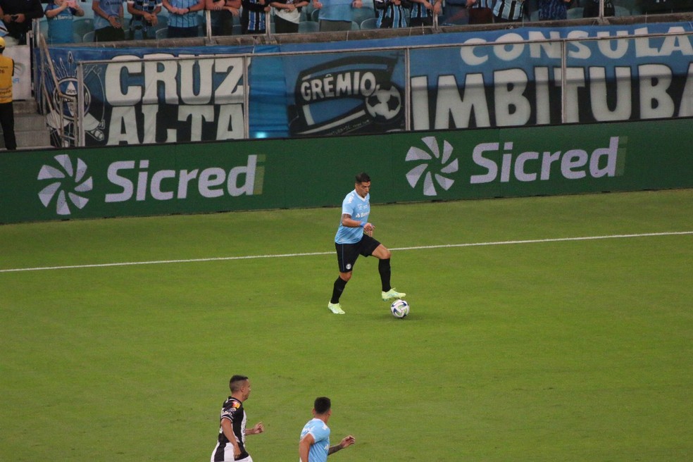 Suárez em jogo do Grêmio — Foto: João Victor Teixeira