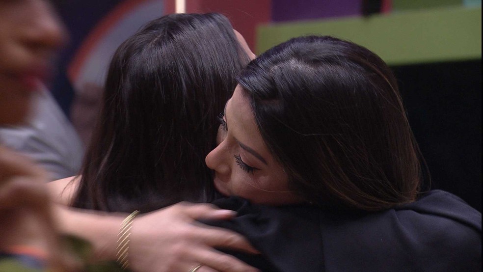 BBB 22: A sister recebe os abraços dos confinados — Foto: Globo